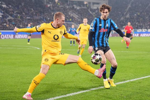 Atalanta™s Lorenzo Bernasconi fights for the ball with Dortmund s Daniel Svensson Dortmund™s Felix Nmecha during the Uefa Champions League soccer match between Atalanta and Borussia Dortmund at the New Balance Stadium in Bergamo , north Italy - Wednesday , February 25 , 2026. - Soccer .  Copyright: xSpada LaPressex