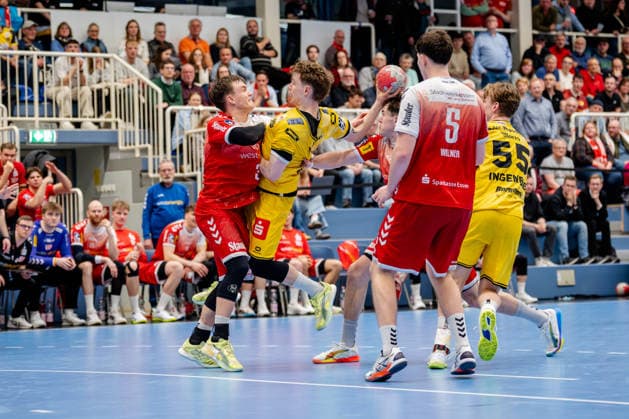 Essen, 25 02 2026, Handball, Men, 2 Bundesliga, 21 Matchday, 2025 2026 TuSEM Essen HSG Krefeld Niederrhein No way through for Marvin Kix HSG Krefeld Niederrhein, 7 against Felix Mart TUSEM Essen, 3 Essen Sportpark Am Hallo NRW Germany
