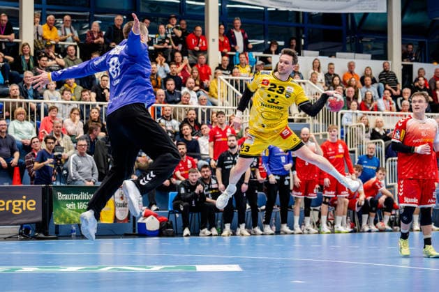 Essen, 25 02 2026, Handball, Men, 2 Bundesliga, 21 Matchday, 2025 2026 TuSEM Essen HSG Krefeld Niederrhein Mike Schulz HSG Krefeld Niederrhein, 23 on goal throw against Dominik Plaue TUSEM Essen, 87 Essen Sportpark Am Hallo NRW Germany