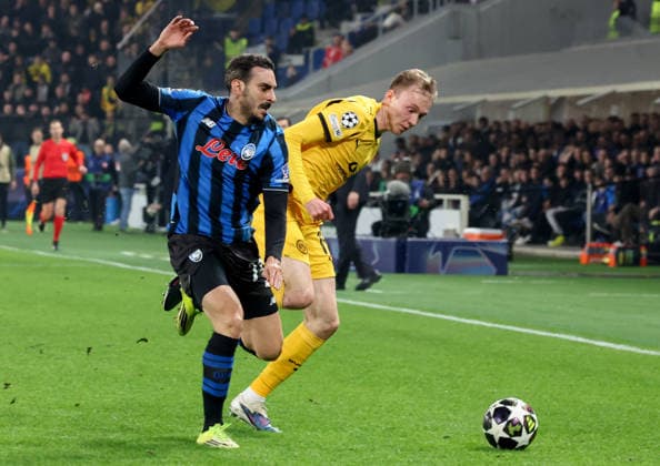 Foto IPP Roberto Bregani Bergamo 25-02-2026 Calcio UEFA Champions League 2025 2026, Atalanta vs Borussia Dortmund Nella foto Maximilan Beier del Borussia Dortmund in azione contro Davide Zappacosta dell Atalanta. Italy Photo Press World Copyright. italy ITALY  Copyright: xR4924_italyphotopressx