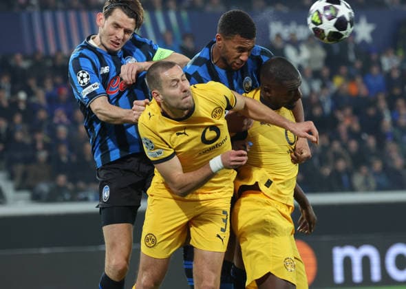 Foto IPP Roberto Bregani Bergamo 25-02-2026 Calcio UEFA Champions League 2025 2026, Atalanta vs Borussia Dortmund Nella foto Isak Hien dell Atalanta e Marten De Roon dell Atalanta (sinistra) in azione contro Waldemar Anton del Borussia Dortmund e Serhou Guirassy del Borussia Dortmund (destra). Italy Photo Press World Copyright. italy ITALY  Copyright: xR4924_italyphotopressx