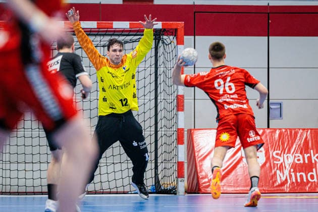 f l Daniel Rebmann HBW Balingen Weilstetten, 12 , Manuel Hoerr TuS N Luebbecke, 06 at the seven-meter 7 meter throw GER, TuS N Luebbecke vs HBW Balingen Weilstetten, Handball, 2 Bundesliga, 21 Matchday, Season 2025 2026, 25 02 2026 GER, TuS N Luebbecke vs HBW Balingen Weilstetten, Handball, 2 Bundesliga, 21 Matchday, Season 2025 2026, 25 02 2026 Luebbecke Copyright: xEibner-Pressefoto JanxRollingerx EP_JSK