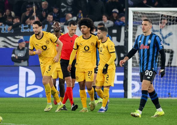 Foto IPP Roberto Bregani Bergamo 25-02-2026 Calcio UEFA Champions League 2025 2026, Atalanta vs Borussia Dortmund Nella foto i giocatori del Borussia Dortmund festeggiano il gol segnato da Karim Adeyemi del Borussia Dortmund. Italy Photo Press World Copyright italy ITALY  Copyright: xR4924_italyphotopressx