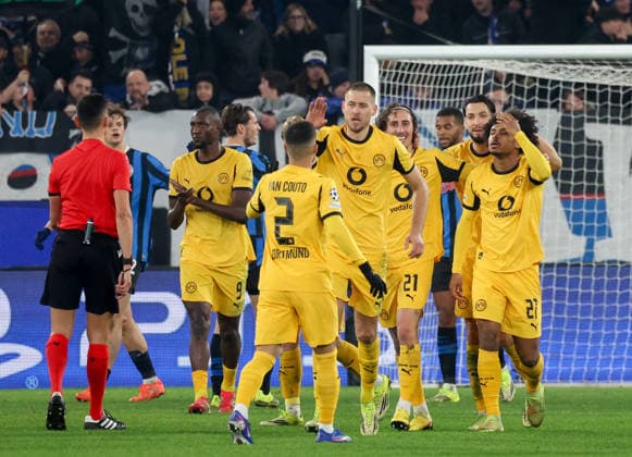Foto IPP Roberto Bregani Bergamo 25-02-2026 Calcio UEFA Champions League 2025 2026, Atalanta vs Borussia Dortmund Nella foto i giocatori del Borussia Dortmund festeggiano il gol segnato da Karim Adeyemi ( ultimo a destra ) del Borussia Dortmund Italy Photo Press World Copyright. italy ITALY  Copyright: xR4924_italyphotopressx