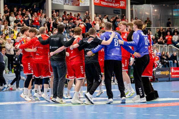 Essen, 25 02 2026, Handball, Men, 2 Bundesliga, 21 Matchday, 2025 2026 TuSEM Essen HSG Krefeld Niederrhein Jubeltraube after derby winner of the Essen team Essen Sportpark Am Hallo NRW Germany