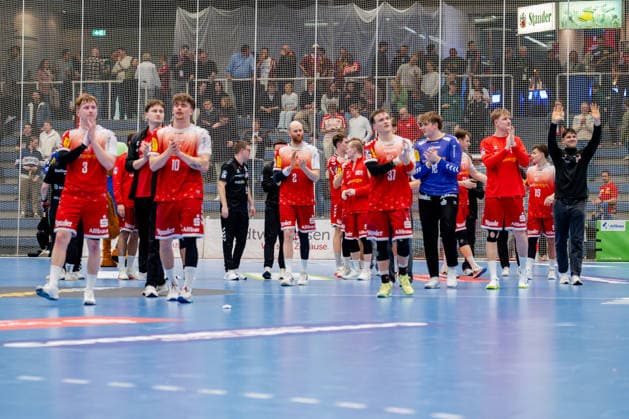 Essen, 25 02 2026, Handball, Men, 2 Bundesliga, 21 Matchday, 2025 2026 TuSEM Essen HSG Krefeld Niederrhein The Essen team after the derby winner on the lap of honor Essen Sportpark Am Hallo NRW Germany