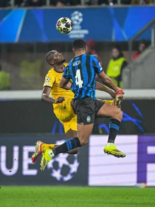 Serhou Guirassy Borussia Dortmund and Isak Hien Atalanta BC battle for the ball during the UEFA Champions League 2025 26 League Knockout Play off Second Leg match between Atalanta BC and Borussia Dortmund at Stadio di Bergamo on February 25, 2026 in Bergamo, Italy Photo by Harry Langer DeFodi Images