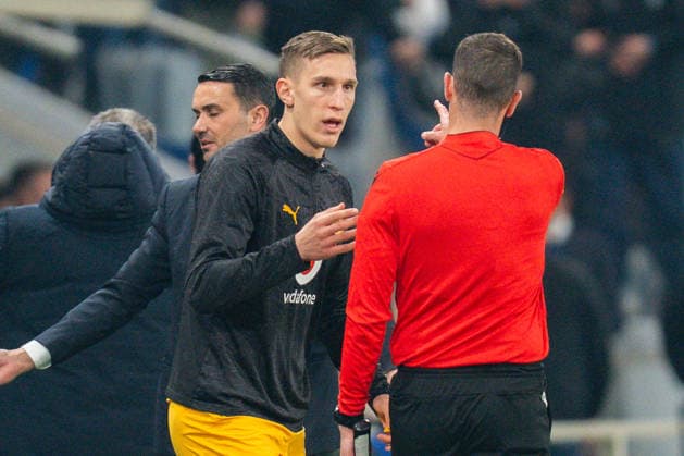 25 02 2026, Atalanta Bergamo vs Borussia Dortmund, UEFA Champions League, Playoffs second leg Nico Schlotterbeck Borussia Dortmund, 4 Red card Regulations prohibit any use of photographs as image sequences and or quasi video Copyright: xBahhoxKarax
