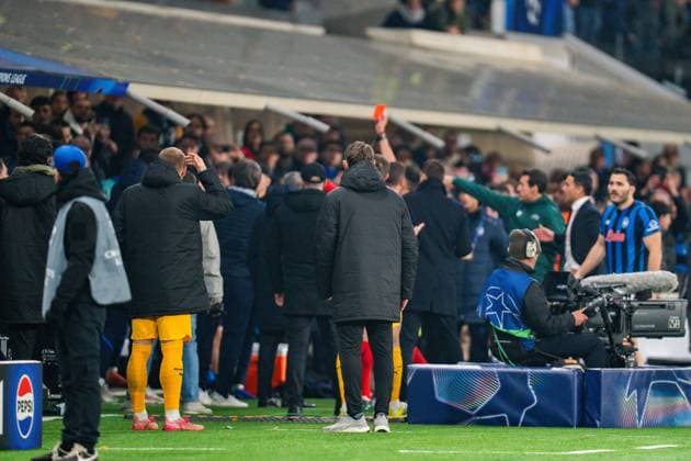 25 02 2026, Atalanta Bergamo vs Borussia Dortmund, UEFA Champions League, Playoffs second leg Red card Nico Schlotterbeck Borussia Dortmund, 4 Regulations prohibit any use of photographs as image sequences and or quasi video Copyright: xBahhoxKarax