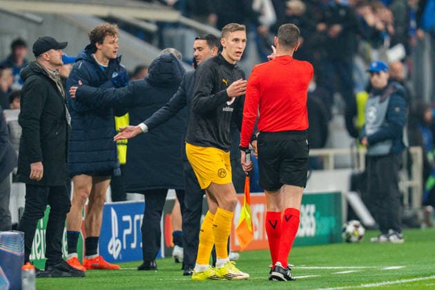 25 02 2026, Atalanta Bergamo vs Borussia Dortmund, UEFA Champions League, Playoffs second leg Nico Schlotterbeck Borussia Dortmund, 4 Red card Regulations prohibit any use of photographs as image sequences and or quasi video Copyright: xBahhoxKarax