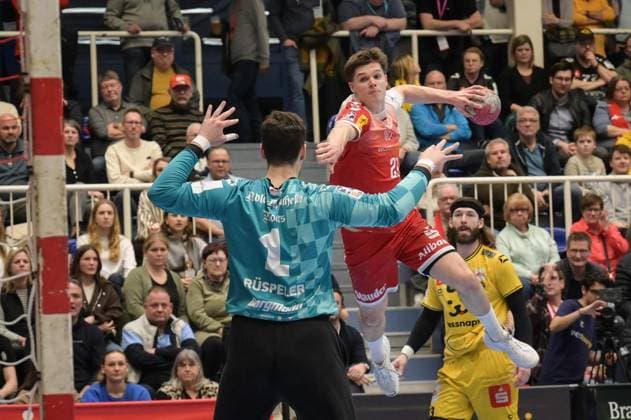 Essen TuSEM Essen HSG Krefeld Niederrhein FOR EDITORIAL PURPOSES ONLY EDITORIAL USE ONLY p Felix Eißing 21, TuSEM Essen in the match TuSEM Essen red against HSG Krefeld Niederrhein yellow on Wednesday, February 25, 2026, at the Sporthalle an Hallo in Essen Krefeld Copyright UwexErnst Copyright: UwexErnst doc84qeptmv12d1avfb6u52 ,EDITORIAL USE ONLY Copyright: UwexErnst