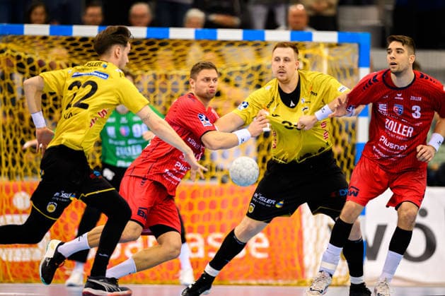 Coburg HBL 25 26 HSC 2000 Coburg SG BBM Bietigheim v li Marin Lisac Coburg , Fabian Wiederstein Bietigheim , Nils Roeller Röller Coburg , Nikola Vlahovic Bietigheim Coburg HUK Coburg Arena Germany