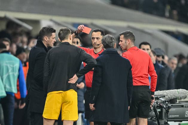 Referee Daniel Schlager and Nico Schlotterbeck Borussia Dortmund Referee Daniel Schlager shows Nico Schlotterbeck the red Card during the UEFA Champions League 2025 26 League Knockout Play off Second Leg match between Atalanta BC and Borussia Dortmund at Stadio di Bergamo on February 25, 2026 in Bergamo, Italy Photo by Harry Langer DeFodi Images