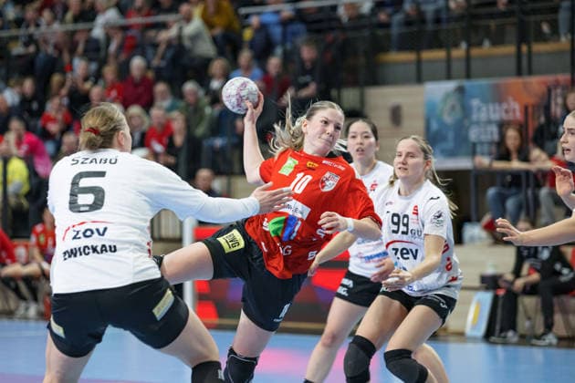 Goalkeeper Laura Szabo Zwickau, 6 , Viktoria Marksteiner Halle, 10 , Rome Steverink Zwickau, 99 , SV Union Halle Neustadt vs BSV Sachsen Zwickau, Alsco Handball Bundesliga Frauen, Saison 2025 26, 18 Spieltag, 25 02 2026 Halle SWH Arena Sachsen Anhalt Germany