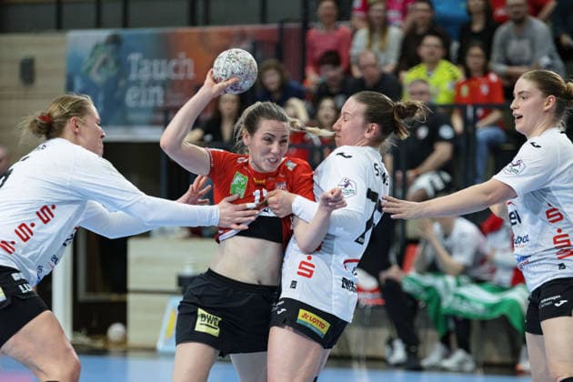 Goalkeeper Laura Szabo Zwickau, 6 , Madeleine Östlund Halle, 13 , bsv79 , Charlotte Kähr Zwickau, 17 , SV Union Halle Neustadt vs BSV Sachsen Zwickau, Alsco Handball Bundesliga Frauen, Saison 2025 26, 18 Spieltag, 25 02 2026 Halle SWH Arena Sachsen Anhalt Germany