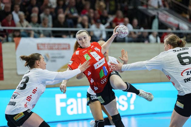 Zoe Stens Zwickau, 73 , Cara Reuthal Halle, 26 , Goalkeeper Laura Szabo Zwickau, 6 , SV Union Halle Neustadt vs BSV Sachsen Zwickau, Alsco Handball Bundesliga Frauen, Saison 2025 26, 18 Spieltag, 25 02 2026 Halle SWH Arena Sachsen Anhalt Germany