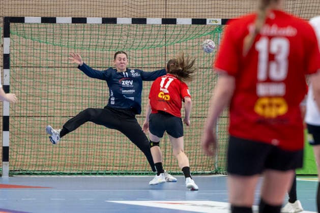 Handball Bundesliga Women,HBF, Season 2025 2026 SV Union Halle Neustadt vs BSV Sachsen Zwickau Halle, Germany February 25, 2026 In the picture from left goalkeeper Lilly Janssen Zwickau and Emma Hertha Halle Halle Saale SWH Arena Sachsen Anhalt Germany