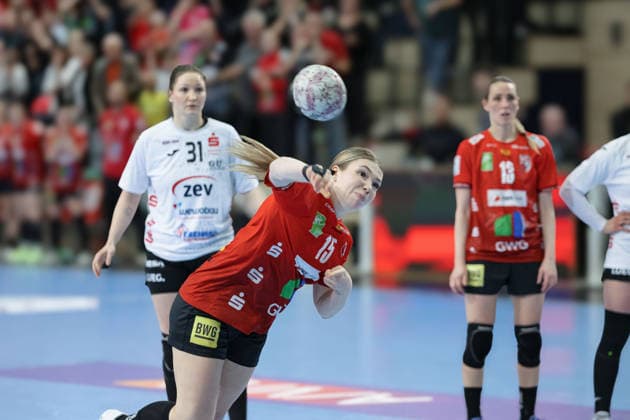Victoria Hasselbusch Zwickau, 31 , Fabienne Büch Halle, 15 , Siebemneter, Siegtreffer zum 33 32, SV Union Halle Neustadt vs BSV Sachsen Zwickau, Alsco Handball Bundesliga Frauen, Saison 2025 26, 18 Spieltag, 25 02 2026 Halle SWH Arena Sachsen Anhalt Germany