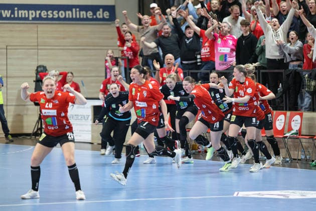Wildcats cheer after 33 32 home win, SV Union Halle Neustadt vs BSV Sachsen Zwickau, Alsco Handball Bundesliga Frauen, Saison 2025 26, 18 Spieltag, 25 02 2026 Halle SWH Arena Sachsen Anhalt Germany