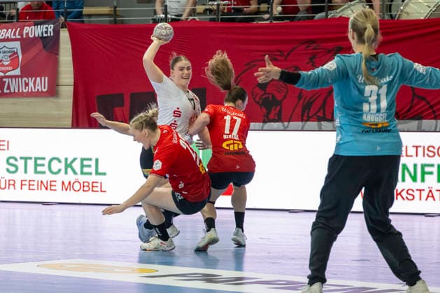 Handball Bundesliga Frauen,HBF, Saison 2025 2026 SV Union Halle Neustadt vs BSV Sachsen Zwickau Halle, Germany February 25, 2026 In the picture from left in duel Marie Polakova Halle , Charlotte Kähr Kaehr Zwickau , Emma Hertha Halle and goalkeeper Sofie Kruggel Halle Halle Saale SWH Arena Sachsen Anhalt Germany