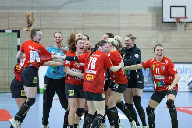 Wildcats cheer after 33 32 home win, SV Union Halle Neustadt vs BSV Sachsen Zwickau, Alsco Handball Bundesliga Frauen, Saison 2025 26, 18 Spieltag, 25 02 2026 Halle SWH Arena Sachsen Anhalt Germany