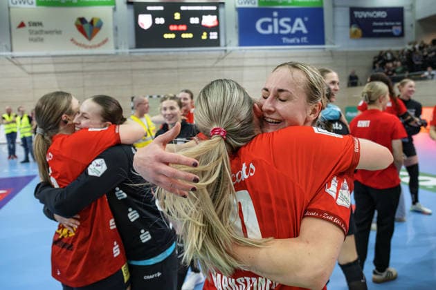 Wildcats cheer after 33 32 home win, SV Union Halle Neustadt vs BSV Sachsen Zwickau, Alsco Handball Bundesliga Frauen, Saison 2025 26, 18 Spieltag, 25 02 2026 Halle SWH Arena Sachsen Anhalt Germany