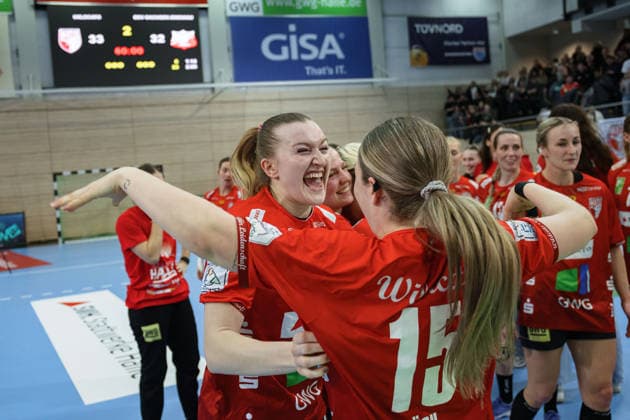 Wildcats cheer after 33 32 home win, SV Union Halle Neustadt vs BSV Sachsen Zwickau, Alsco Handball Bundesliga Frauen, Saison 2025 26, 18 Spieltag, 25 02 2026 Halle SWH Arena Sachsen Anhalt Germany