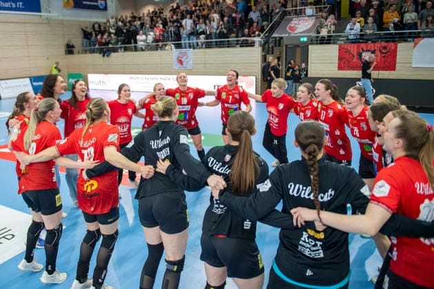 Handball Bundesliga Women,HBF, Season 2025 2026 SV Union Halle Neustadt vs BSV Sachsen Zwickau Halle, Germany February 25, 2026 In the picture The team of Halle cheers about their victory against Zwickau Halle Saale SWH Arena Sachsen Anhalt Germany