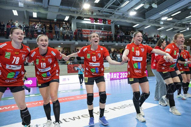 Wildcats cheer after 33 32 home win, SV Union Halle Neustadt vs BSV Sachsen Zwickau, Alsco Handball Bundesliga Frauen, Saison 2025 26, 18 Spieltag, 25 02 2026 Halle SWH Arena Sachsen Anhalt Germany