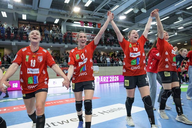 Wildcats cheer after 33 32 home win, SV Union Halle Neustadt vs BSV Sachsen Zwickau, Alsco Handball Bundesliga Frauen, Saison 2025 26, 18 Spieltag, 25 02 2026 Halle SWH Arena Sachsen Anhalt Germany