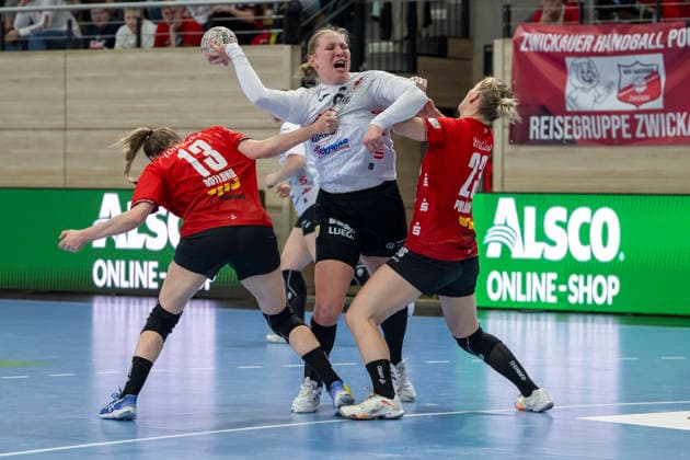 Handball Bundesliga Women,HBF, Season 2025 2026 SV Union Halle Neustadt vs BSV Sachsen Zwickau Halle, Germany February 25, 2026 In the picture from left Madeleine Östlund Oestlund Halle , Laura Szabo Zwickau and Marie Polakova Halle Halle Saale SWH Arena Sachsen Anhalt Germany