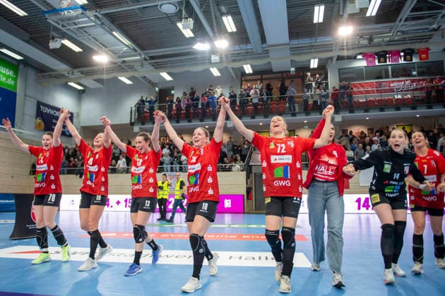 Handball Bundesliga Women,HBF, Season 2025 2026 SV Union Halle Neustadt vs BSV Sachsen Zwickau Halle, Germany February 25, 2026 In the picture The team of Halle cheers about their victory against Zwickau Halle Saale SWH Arena Sachsen Anhalt Germany