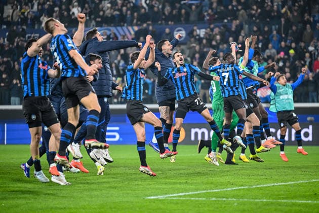 Atalanta Players celebrate the Victory with the Supporters during the UEFA Champions League 2025 26 League Knockout Play off Second Leg match between Atalanta BC and Borussia Dortmund at Stadio di Bergamo on February 25, 2026 in Bergamo, Italy Photo by Harry Langer DeFodi Images