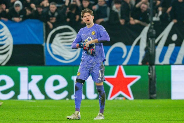 25 02 2026, Atalanta Bergamo vs Borussia Dortmund, UEFA Champions League, Playoffs second leg Gregor Kobel Borussia Dortmund, 1 dissatisfied angry disappointed Regulations prohibit any use of photographs as image sequences and or quasi video Copyright: xBahhoxKarax