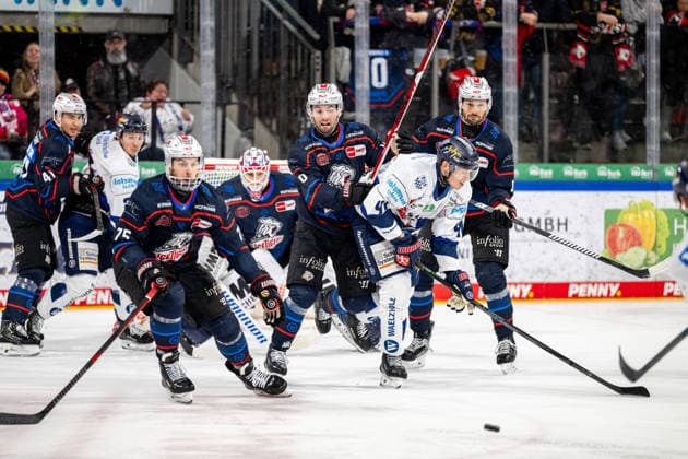 25.02.2026 - Eishockey - Saison 2025 2026 - Penny DEL - Nürnberg Ice Tigers Icetigers - Iserlohn Roosters - ThHa - xthxhax - Evan Barratt (10, Nürnberg Ice Tigers, NIT ) blockt einen Schuss *** 25 02 2026 Ice Hockey Season 2025 2026 Penny DEL Nuremberg Ice Tigers Icetigers Iserlohn Roosters ThHa xthxhax Evan Barratt 10, Nuremberg Ice Tigers, NIT blocks a shot