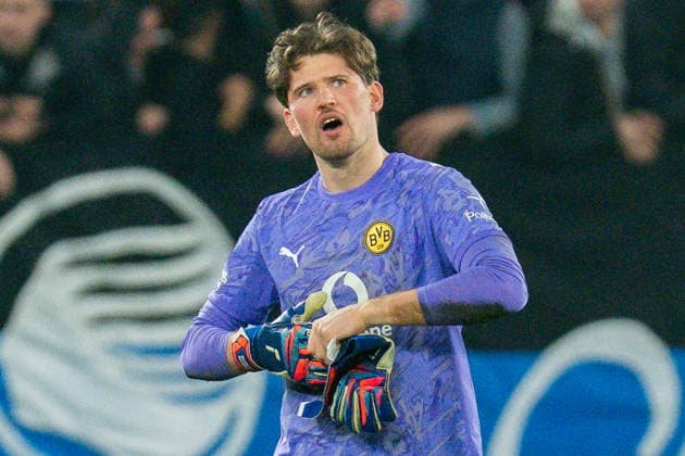 25 02 2026, Atalanta Bergamo vs Borussia Dortmund, UEFA Champions League, Playoffs second leg Gregor Kobel Borussia Dortmund, 1 dissatisfied angry disappointed Regulations prohibit any use of photographs as image sequences and or quasi video Copyright: xBahhoxKarax