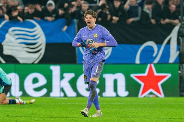 25 02 2026, Atalanta Bergamo vs Borussia Dortmund, UEFA Champions League, Playoffs second leg Gregor Kobel Borussia Dortmund, 1 dissatisfied angry disappointed Regulations prohibit any use of photographs as image sequences and or quasi video Copyright: xBahhoxKarax