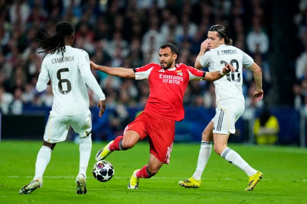 ESP: Real Madrid CF - SL Benfica. UEFA Champions League. Round of 16. Second leg. Alvaro Carreras and Eduardo Camavinga of Real Madrid CF and Vangelis Pavlidis of SL Benfica during the UEFA Champions League match, between Real Madrid CF and SL Benfica, Santiago Bernabeu Stadium on February 25 2026 in Madrid, Spain. kpng Copyright: xCesarxCebollax PS_260225_RMA_BEN_003