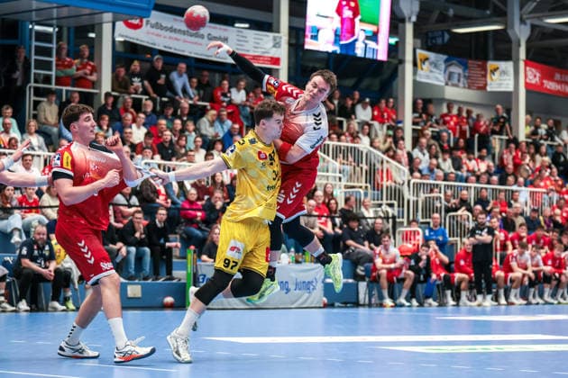 25 02 12 2025, Handball, Season 2025 2026, 2 Handball Bundesliga, 21 Matchday, TuSEM Essen HSG Krefeld Niederrhein, f l Valentin Willner TuSEM Essen , Matija Mircic HSG Krefeld Niederrhein , Max Neuhaus TuSEM Essen , Essen Am Hallo NRW Germany xRHR PHOTO DEx Copyright: DennisxEwert RHR-FOTOx RHR-FOTO DE