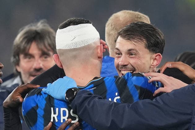 Atalanta s Lazar Samardzic celebrates after scoring 4-1 with Atalanta s Nikola Krstovic during the Uefa Champions League soccer match between Atalanta and Borussia Dortmund at the New Balance Stadium in Bergamo , north Italy - Wednesday , February 25 , 2026. - Soccer .  Copyright: xSpada LaPressex