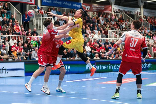 25 02 12 2025, Handball, Season 2025 2026, 2 Handball Bundesliga, 21 Matchday, TuSEM Essen HSG Krefeld Niederrhein, f l Valentin Willner TuSEM Essen , Falk Kolodziej HSG Krefeld Niederrhein , Essen Am Hallo NRW Germany xRHR PHOTO DEx Copyright: DennisxEwert RHR-FOTOx RHR-FOTO DE