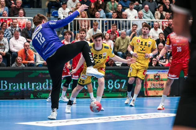 25 02 12 2025, Handball, Season 2025 2026, 2 Handball Bundesliga, 21 Matchday, TuSEM Essen HSG Krefeld Niederrhein, f l Goalkeeper Finn Knaack TuSEM Essen , Niklas Michalski HSG Krefeld Niederrhein , Essen Am Hallo NRW Germany xRHR PHOTO DEx Copyright: DennisxEwert RHR-FOTOx RHR-FOTO DE