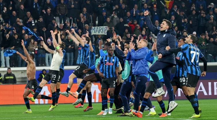 Foto IPP Roberto Bregani Bergamo 25-02-2026 Calcio UEFA Champions League 2025 2026, Atalanta vs Borussia Dortmund Nella foto i giocatori dell Atalanta festeggiano al termina della partita. Italy Photo Press World Copyright. italy ITALY  Copyright: xR4924_italyphotopressx