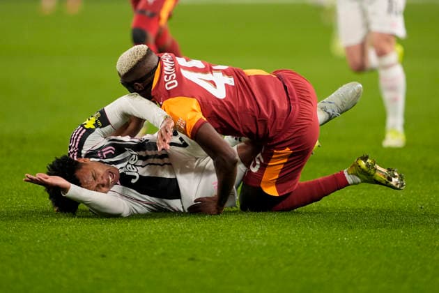 Galatasaray s Victor Osimhen fights for the ball with JuventusÕ Weston McKennie during the Uefa Champions League soccer match between Juventus and Galatasaray at the Allianz Stadium in Turin, playoff 2 2, north west Italy - January 25, 2026. - Soccer  Copyright: xFabioxFerrari LaPressex
