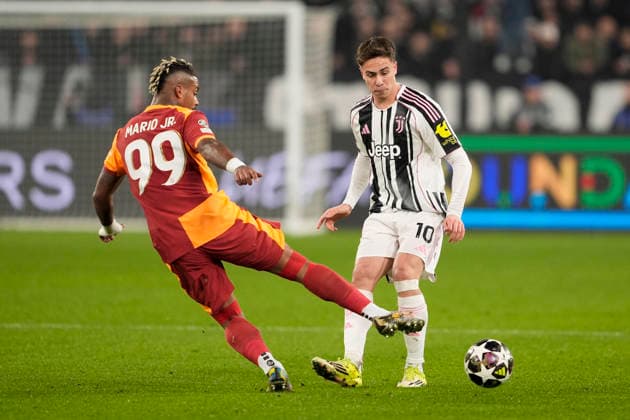 Juventus Kenan Yildiz fights for the ball with Galatasaray s Mario Lemina during the Uefa Champions League soccer match between Juventus and Galatasaray at the Allianz Stadium in Turin, playoff 2 2, north west Italy - January 25, 2026. - Soccer  Copyright: xFabioxFerrari LaPressex