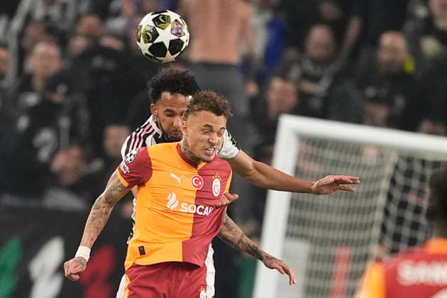 Juventus Lloyd Kelly jumps for the ball with Galatasaray s Noa Lang during the Uefa Champions League soccer match between Juventus and Galatasaray at the Allianz Stadium in Turin, playoff 2 2, north west Italy - January 25, 2026. - Soccer  Copyright: xFabioxFerrari LaPressex