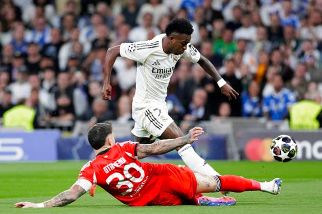 UEFA champions league - Real Madrid vs Benfica MADRID, SPAIN - February 25:Nicolas Otamendi of Benfica and Vinicius Jr of Real Madrid fight for the ball during the UEFA champions league 2025 26 Knockout Play-off second Leg match between Real Madrid and Benfica at Santiago Bernabeu Stadium. (Photo by Guille Martinez f22photo) Madrid Santiago Bernabeu Stadium Spain Copyright: xGuillermoxMartinezx