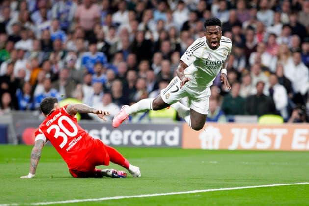 UEFA champions league - Real Madrid vs Benfica MADRID, SPAIN - February 25:Nicolas Otamendi of Benfica and Vinicius Jr of Real Madrid fight for the ball during the UEFA champions league 2025 26 Knockout Play-off second Leg match between Real Madrid and Benfica at Santiago Bernabeu Stadium. (Photo by Guille Martinez f22photo) Madrid Santiago Bernabeu Stadium Spain Copyright: xGuillermoxMartinezx