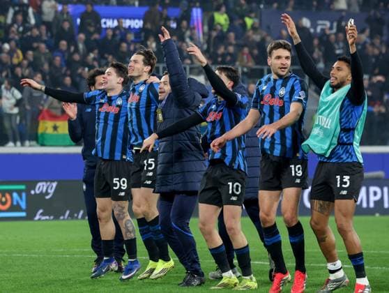 Foto IPP Roberto Bregani Bergamo 25-02-2026 Calcio UEFA Champions League 2025 2026, Atalanta vs Borussia Dortmund Nella foto i giocatori dell Atalanta festeggiano al termina della partita. Italy Photo Press World Copyright. italy ITALY  Copyright: xR4924_italyphotopressx