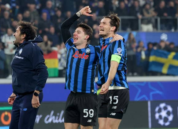 Foto IPP Roberto Bregani Bergamo 25-02-2026 Calcio UEFA Champions League 2025 2026, Atalanta vs Borussia Dortmund Nella foto l esultanza di Nicola Zalewski dell Atalanta e Marten De Roon dell Atalanta al termine della gara. Italy Photo Press World Copyright. italy ITALY  Copyright: xR4924_italyphotopressx